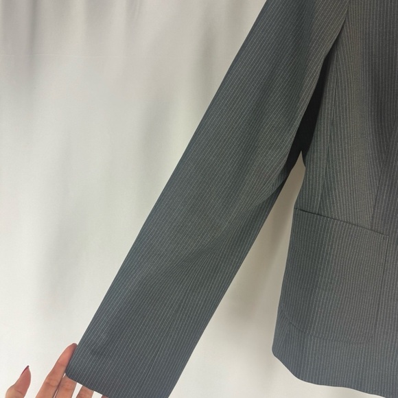 NWT Calvin Klein Women Gray striped 3 button Carrier Blazer Size: 10 - Picture 7 of 16